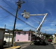 Brigadas del municipio de Isabela realizaron trabajos para reparar el servicio de energía eléctrica en su municipio.