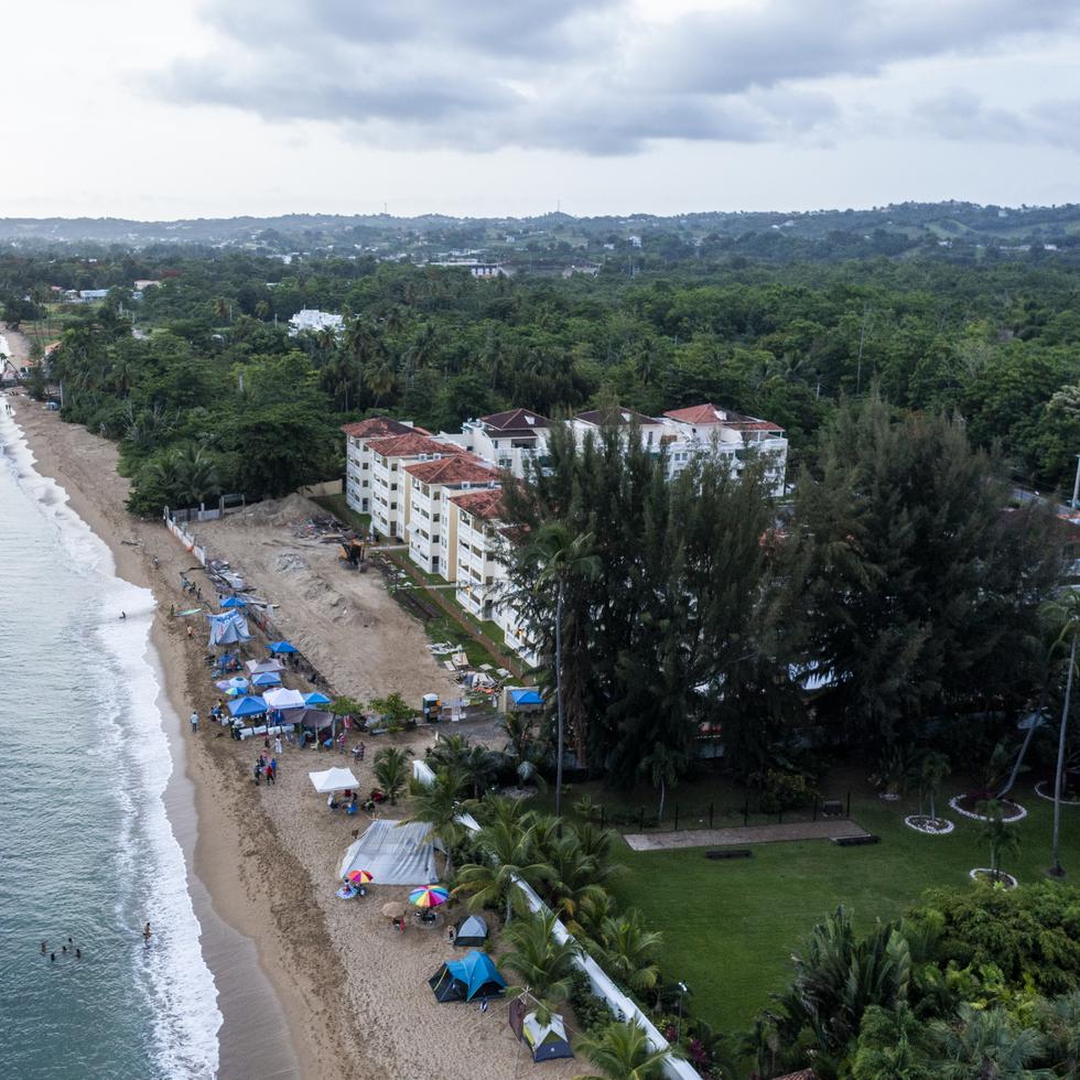 Ciudadanos opuestos a la reconstrucción de las instalaciones recreativas en el condominio Sol y Playa establecieron un campamento en la playa Los Almendros, en Rincón, que es hábitat de anidamiento de tortugas marinas.