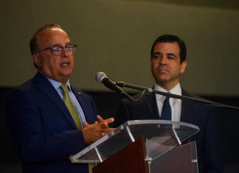 A la izquierda, el principal ejecutivo de First Bancrop. Aurelio Alemán, quien estuvo presente durante la presentación del informe de GUIA. Lo acompaña el presidente de GUIA, Ricardo M. García.