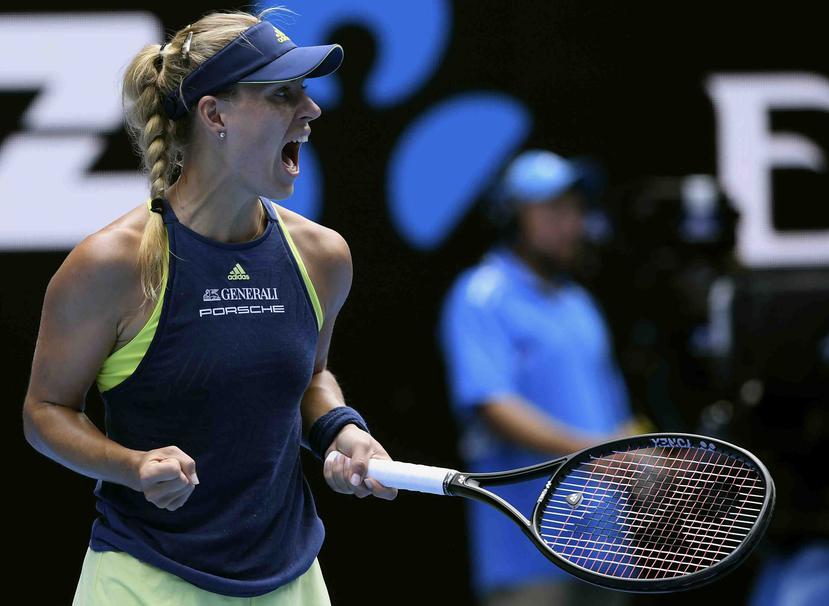 La alemana Angelique Kerber festeja un punto ante la estadounidense Madison Keys durante los cuartos de final del Abierto de Australia. (AP)