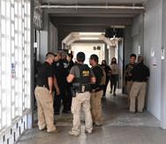 Agentes federales llegan al Centro Médico de Río Piedras.