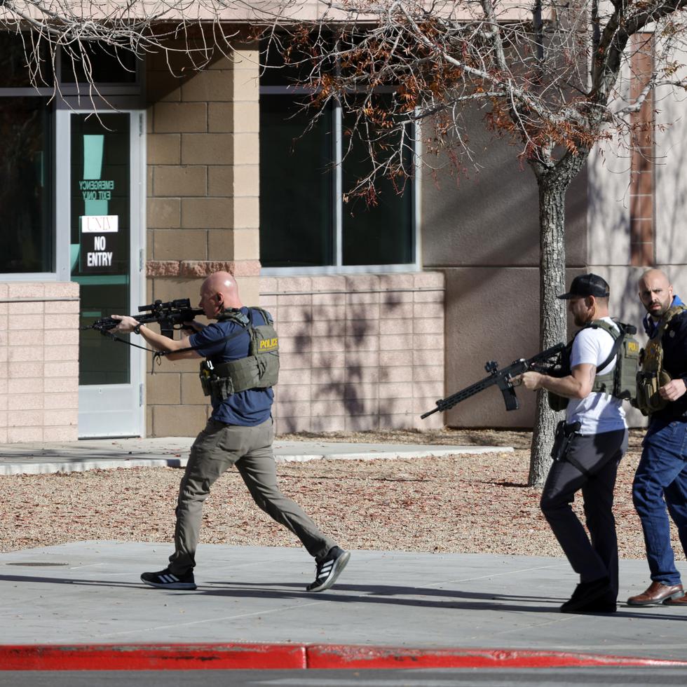 Agentes de la Policía de Las Vegas se adentraron en el campus de la Universidad de Nevada tras ser alertados sobre un tirador activo.
