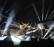 Los integrantes de Soda Stereo, que ya rondan los 60 años de edad, fueron acompañados por una docena de vocalistas invitados en un concierto cargado de nostalgia, donde las canciones se combinaban con videos de Cerati, Bosio y Alberti durante su juventud.