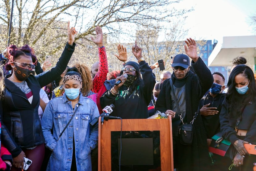 Familiares, amigos y seguidores de DMX levantan sus manos mientras pedían por el restablecimiento de la salud del rapero DMX, a las afueras del Hospital White Plains, en Nueva York.
