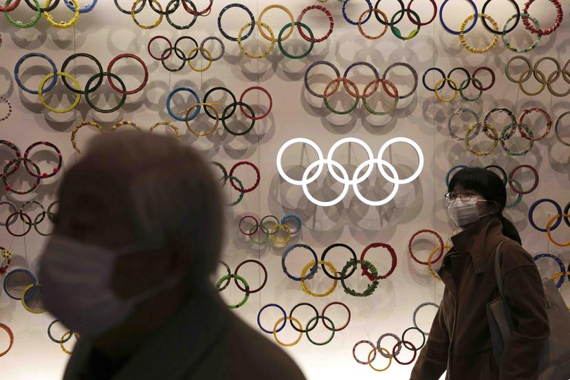 Dos personas con mascarillas pasean por el recién abierto Museo Olímpico en Tokio. (AP)