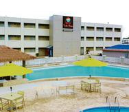 El hotel cuenta con piscina, restaurante y barra. Todos los cuartos están equipados con televisión y aire acondicionado.