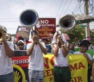 Numerosas personas protestan frente al Congreso en contra de una propuesta para modificar la constitución que permitiría al presidente Danilo Medina un tercer periodo en el cargo. (AP)