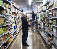 Venta de alimentos y artículos de limpieza en una tienda de comestibles Whole Foods en Washington, DC. En una imagen de archivo. EFE/EPA/Jim Lo Scalzo
