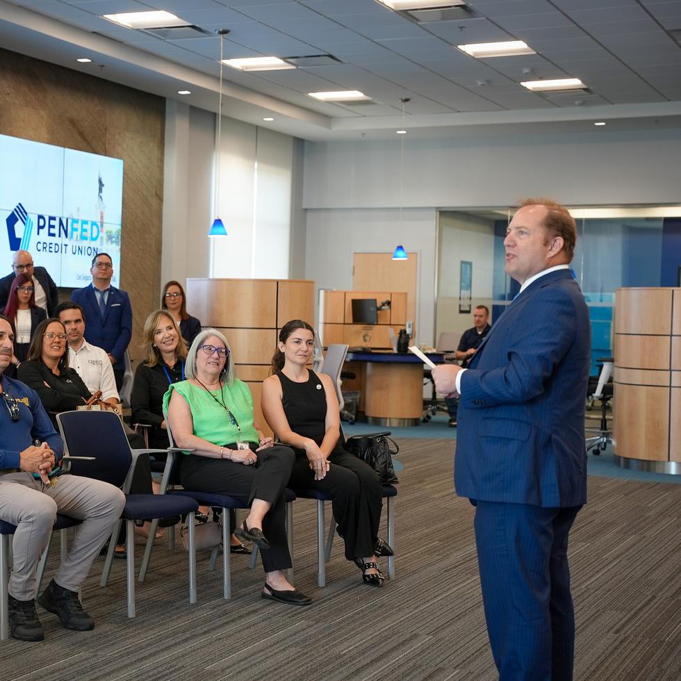 El presidente y director ejecutivo de Pentagon Federal Credit Union (PenFed), James Schenck, llevando un mensaje durante la inauguración del centro financiero en Mayagüez.
