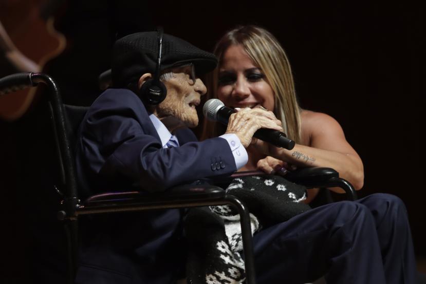 La cantante Melina León interpretó “Nuestro Juramento” durante el evento en celebración de los 109 años de don Silverio Pérez.