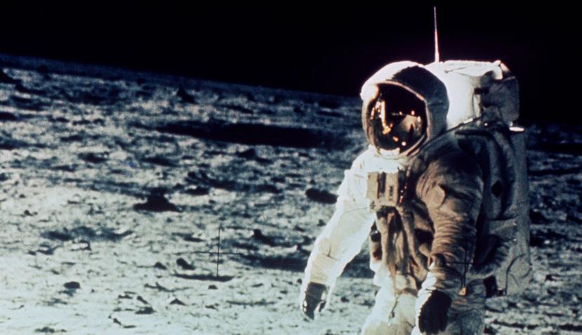 El atuendo fue estrenado por Neil Armstrong y debía suministrar oxígeno, ser resistente a la abrasión y ser antiinflamable (NASA).