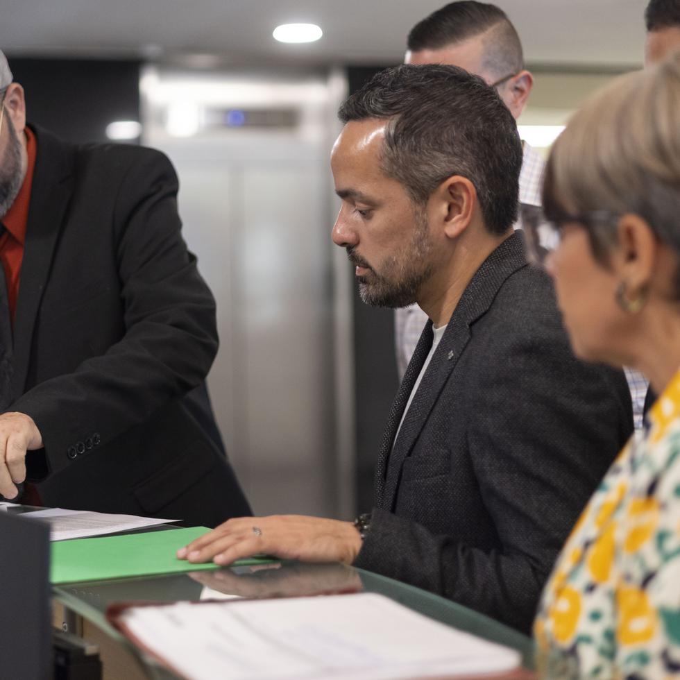 Erik Rolón (al centro), candidato a alcalde de Dorado del PNP, al momento de entregar una carta dirigida al director ejecutivo de la Junta de Supervisión Fiscal (JSF), Robert Mujica.