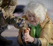 Valentyna Konstantynovska, de 79 años, sostiene un arma durante un entrenamiento de combate básico para civiles, organizado por la Unidad de Fuerzas Especiales Azov, de la Guardia Nacional de Ucrania, el domingo 13 de febrero de 2022 en Mariupol, Ucrania. (Foto AP/Vadim Ghirda)