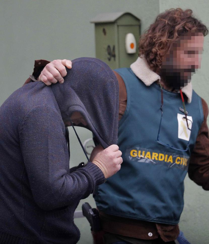 Efectivos de la Policía trasladan a José Enrique Abuín, conocido como "El Chicle", asesino confeso de Diana Quer, tras un registro realizado en su domicilio (EFE).