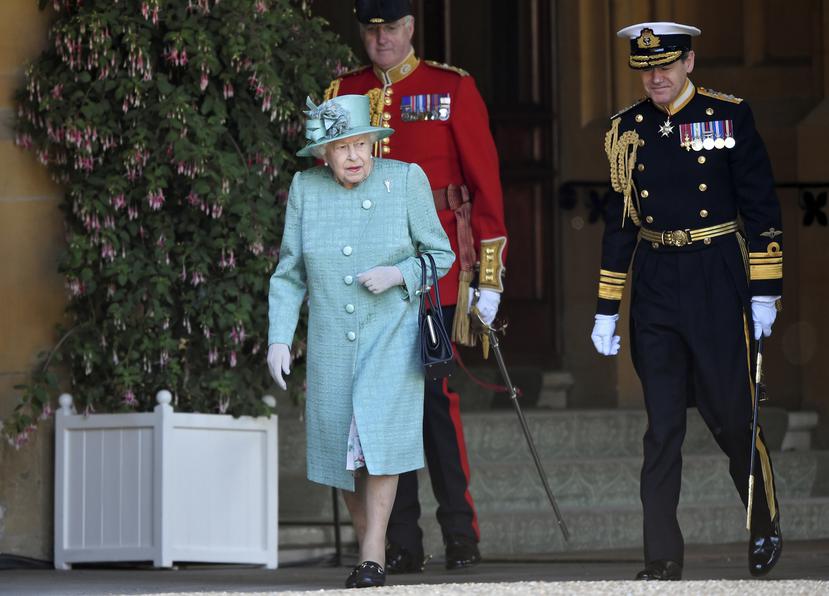 La reina siguió el protocolo, aunque en una ceremonia muy íntima. (Foto: AP)