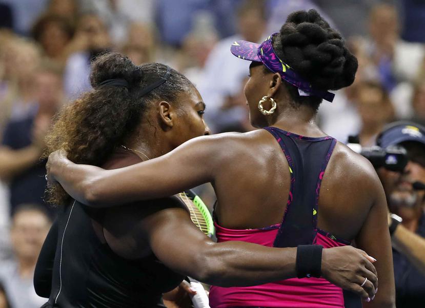 Serena Williams (izquierda) abraza a su hermana Venus Williams tras su partido por la tercera ronda del Abierto de Estados Unidos, el viernes 31 de agosto de 2018. Serena Williams ganó 6-1, 6-2. (AP)