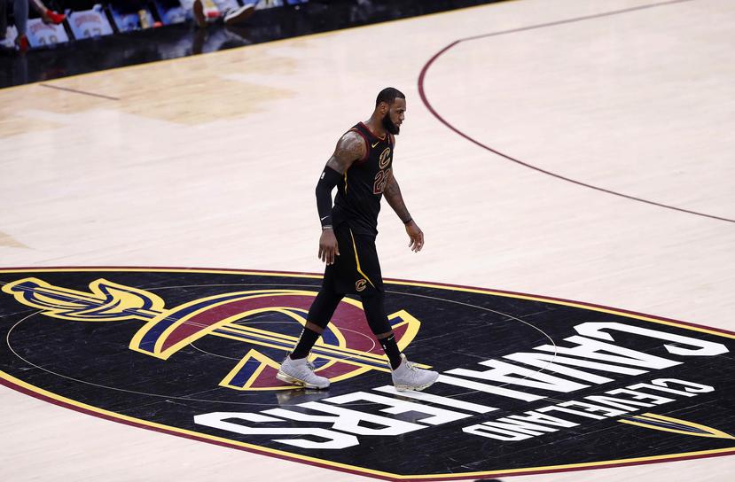 LeBron James, de los Cavaliers de Cleveland, camina por la cancha tras perder el tercer juego de las finales de la NBA, en el Quicken Loans Arena de Cleveland, Ohio. (EFE)