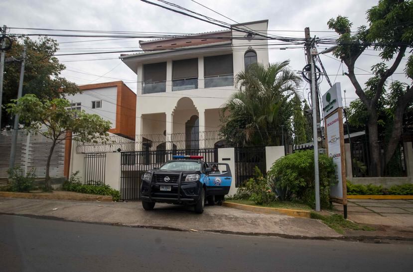 Agentes de la policía nacional resguardan las antiguas oficinas de la Organización de Estados Americanos en Managua, Nicaragua.