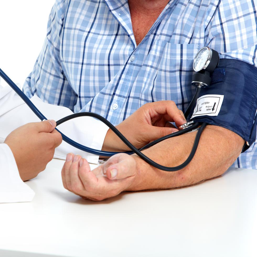 La presión arterial es normal si está por debajo de 120/80 mm Hg.
