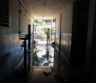 Un paciente en la entrada del hospital Saint-Croix, inundado y dañado por las fuertes lluvias del pasado sábado, en Leogane, Haití, lunes 5 de junio de 2023. (AP Foto/Odelyn Joseph)