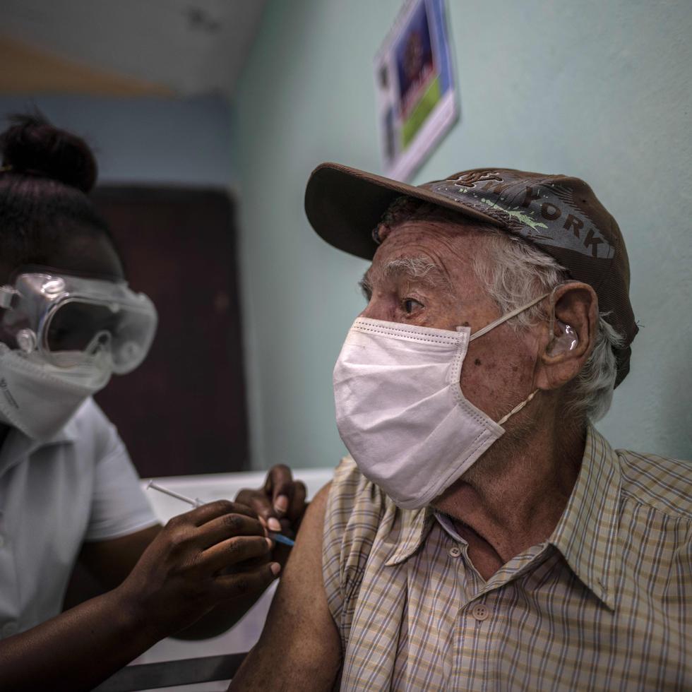 Un hombre recibe una inyección de la vacuna cubana Abdala contra COVID-19 en un consultorio médico en Alamar, en las afueras de La Habana, Cuba.