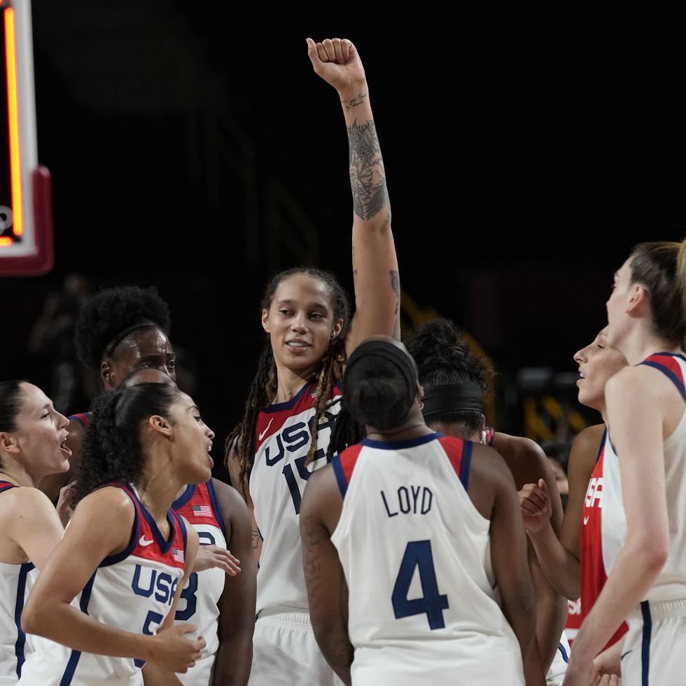 Brittney Griner y Estados Unidos celebran la victoria sobre Japón por la medalla de oro.