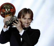 Luka Modric celebra el Balón de Oro. (AP / Christophe Ena)