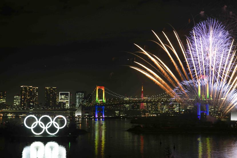 El espectáculo se llevó a cabo en el cielo sobre una barcaza atracada en la Bahía de Tokio que tenía sobre ella una enorme réplica de los cinco anillos olímpicos. (AP)