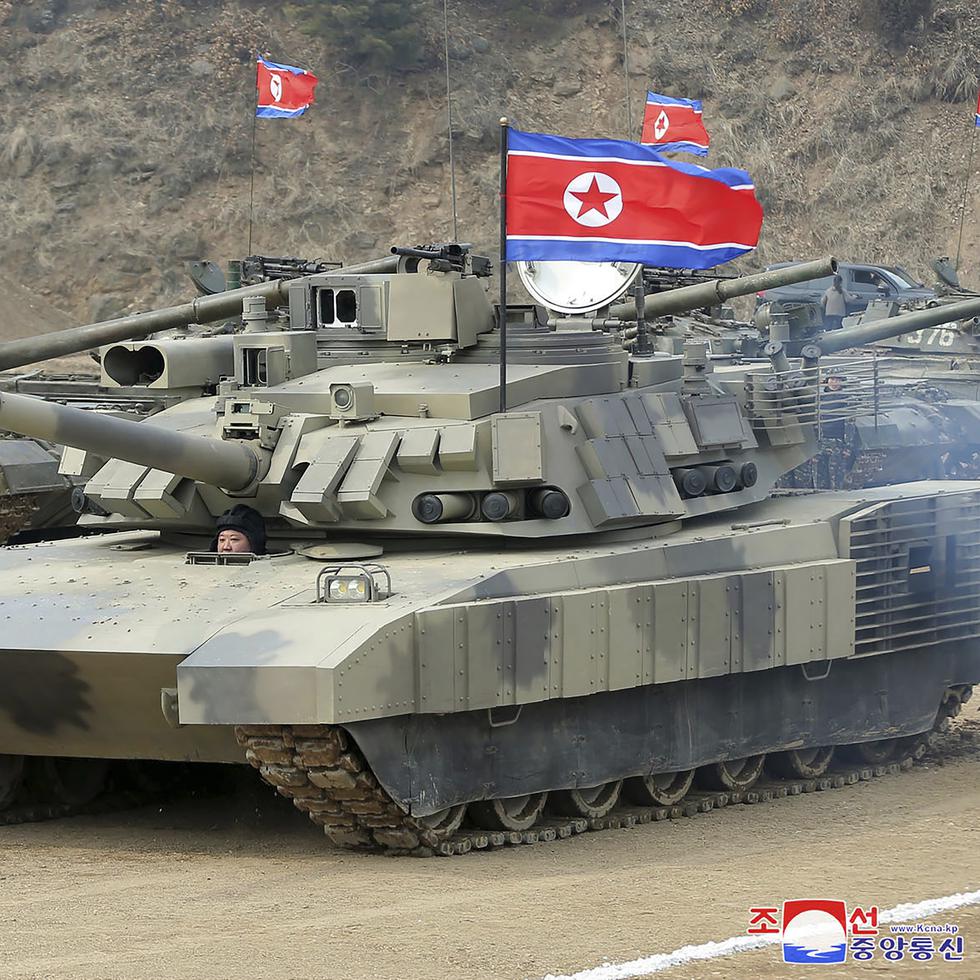El gobernante norcoreano Kim Jong Un conduce un tanque de combate en Corea del Norte, que tiene un tubo de lanzamiento de misiles, un sistema desarrollado por la Antigua Unión Soviética en la década de 1970.