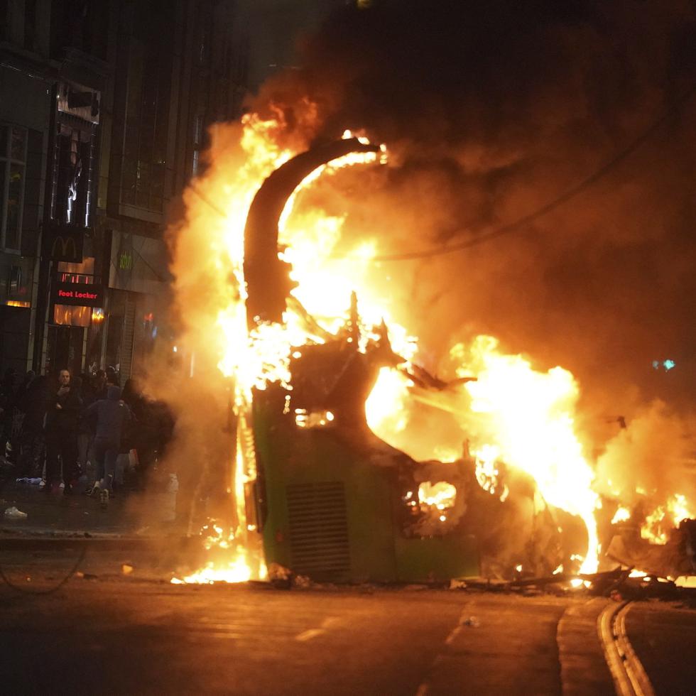 Un autobús arde en la calle O'Connell después de que se desataran episodios violentos en el centro de Dublín.