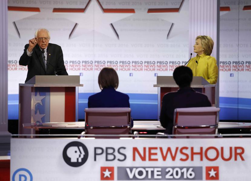 Bernie Sanders y Hillary Clinton debaten esta noche en Wisconsin. (AP / Morry Gash)
