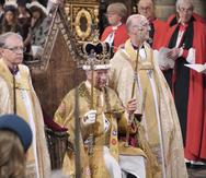 El rey Charles III tras ser coronado con la Corona de San Eduardo por el arzobispo de Canterbury, el reverendo Justin Welby, durante su ceremonia de coronación en la Abadía de Westminster en Londres.