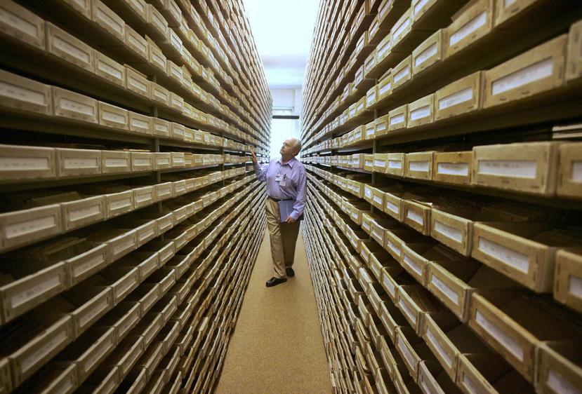 En esta imagen de archivo del 8 de mayo de 2008, Gary Mokotoff, un experto en genealog a jud a de Nueva Jersey, mira los registros del Servicio Internacional de Rastreo en Bad Arolsen, en el centro de Alemania. (AP)
