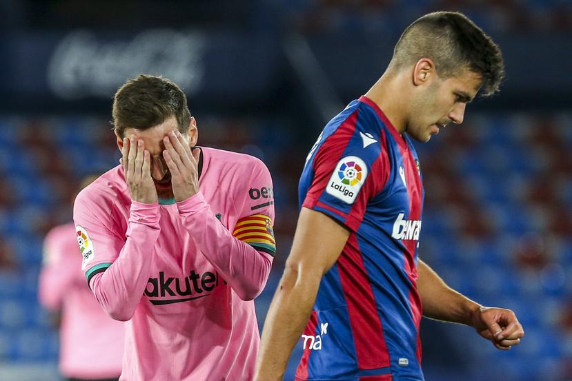 Lionel Messi (izquierda) reacciona decepcionado durante el partido entre el Barcelona y el Levante en la Liga Española.