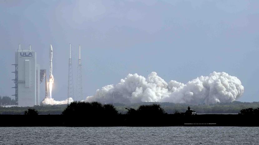 El cohete United Launch Alliance Atlas V despega con un avión militar estadounidense X-37B desde el complejo de lanzamiento 41 en Cabo Cañaveral, Florida. (AP)