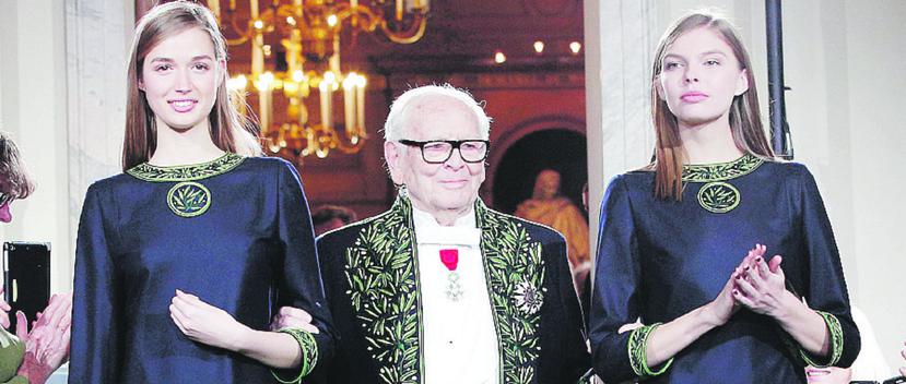 El diseñador Pierre Cardin saluda luego del desfile que se realizó en París en el 2016 para conmemorar 70 años de carrera. (EFE)