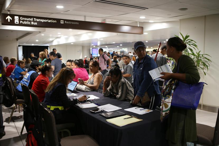 El gobierno de Orlando, Florida, estableció un centro de asistencia en el aeropuerto de la ciudad para orientar a los puertorriqueños que se mudaron desde la isla tras María. (GFR Media)