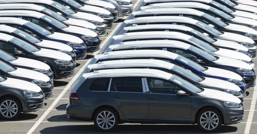 Vehículos Volkswagen estacionados en una planta de producción en Zwickau, Alemania el 23 de abril de 2020. (AP Foto/Jens Meyer)