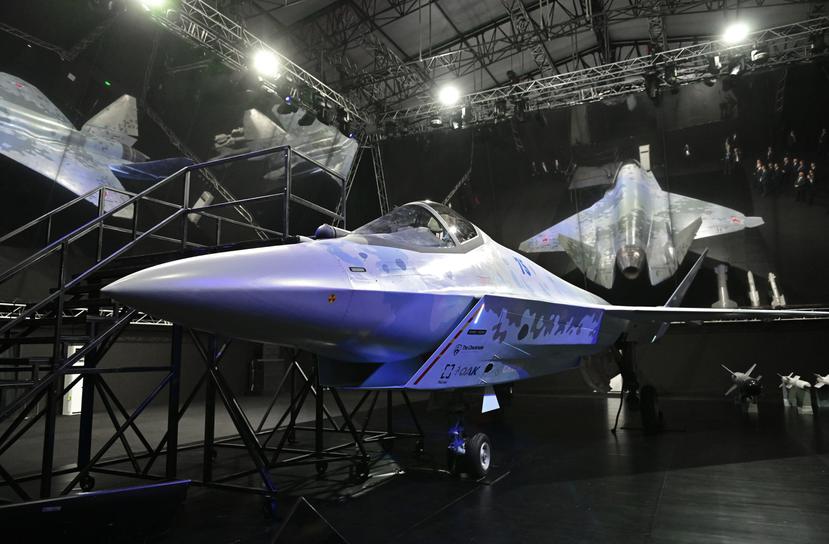 Un prototipo de un nuevo avión caza con características de furtivo está en exhibición en el Salón Internacional de Aviación y el Espacio 2021 en Zhukovsky, suburbio de Moscú, martes 20 de julio de 2021.