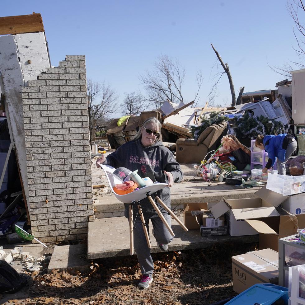 Belinda Penner toma sus pertenencias de la casa de un familiar, que quedó destrozada tras un tornado, el martes 13 de diciembre de 2022, en Wayne, Oklahoma.