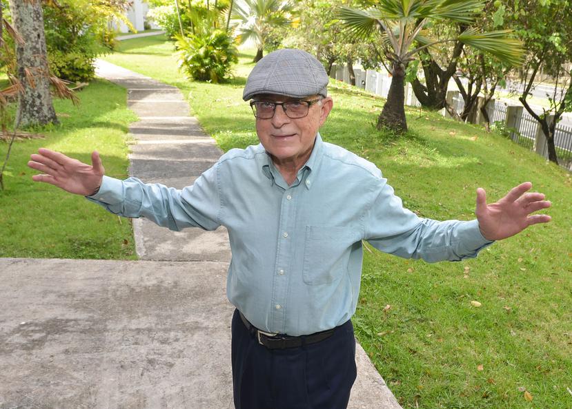 Don Héctor López acude tres veces a la semana a tomar clases de baile entre cuatro a cinco horas semanales.