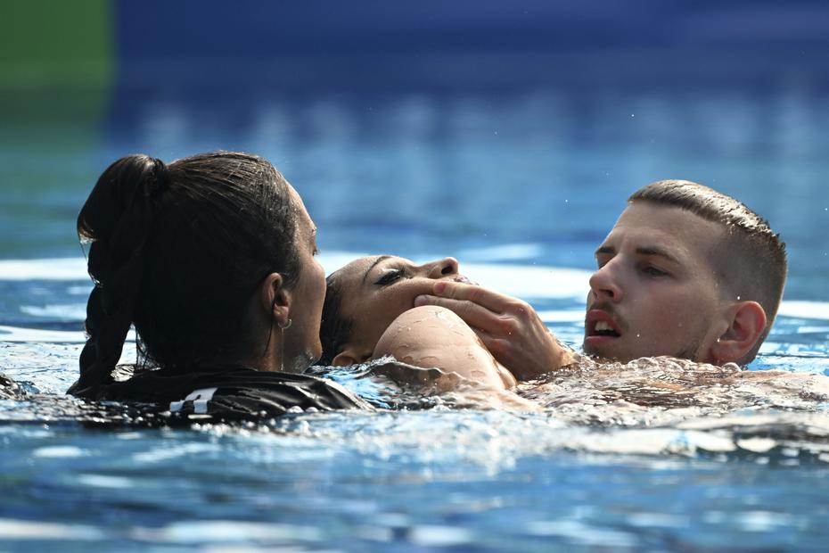 La entrenadora de Estados Unidos Andrea Fuentes supo que algo iba mal cuando vio a Álvarez hundirse inmóvil en el fondo de la piscina y no tardó en lanzarse para rescatarla.