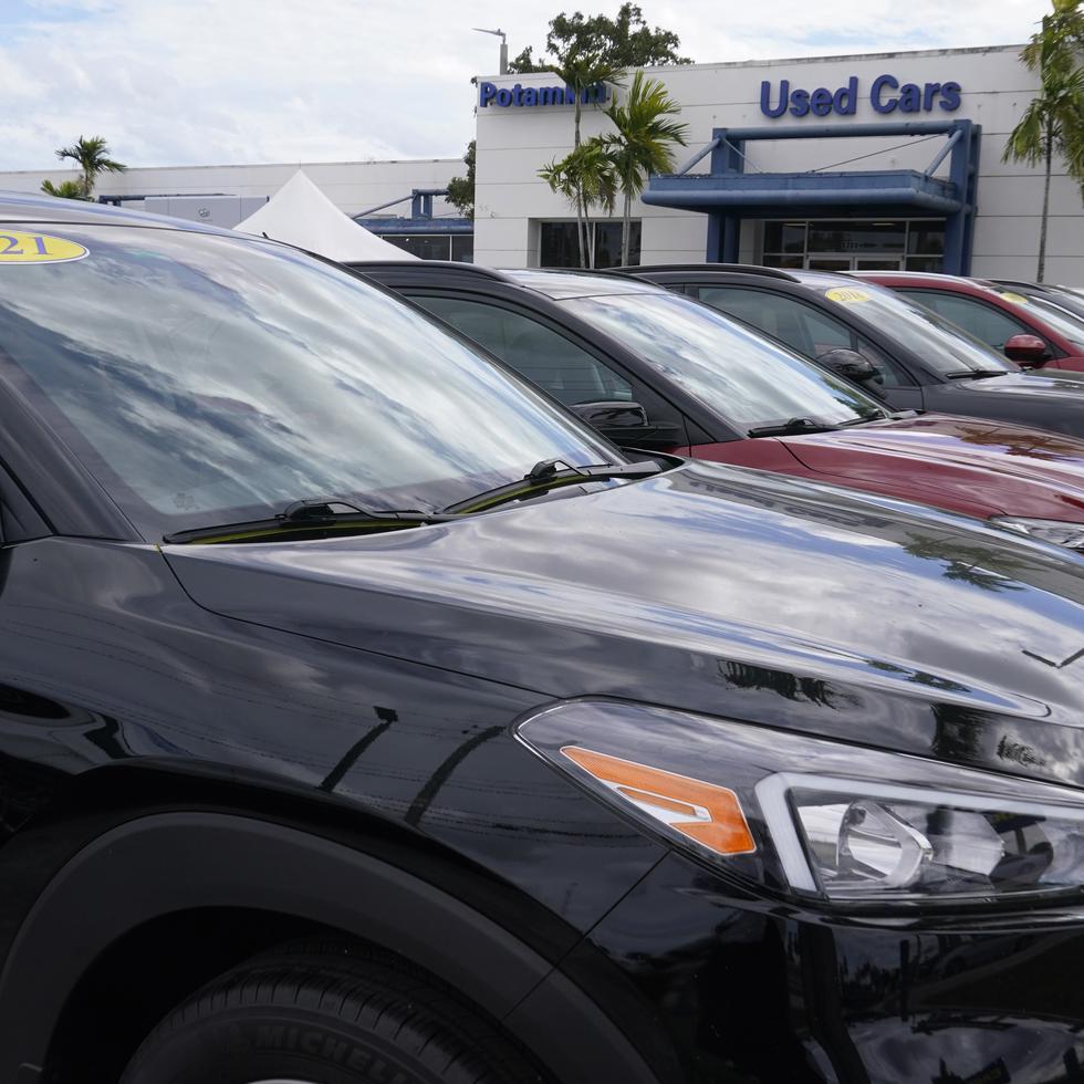 Automóviles en venta son vistos en un concesionario Potamkin Hyundai de vehículos usados el 1 de febrero del 2022 en Miami Lakes, Florida.