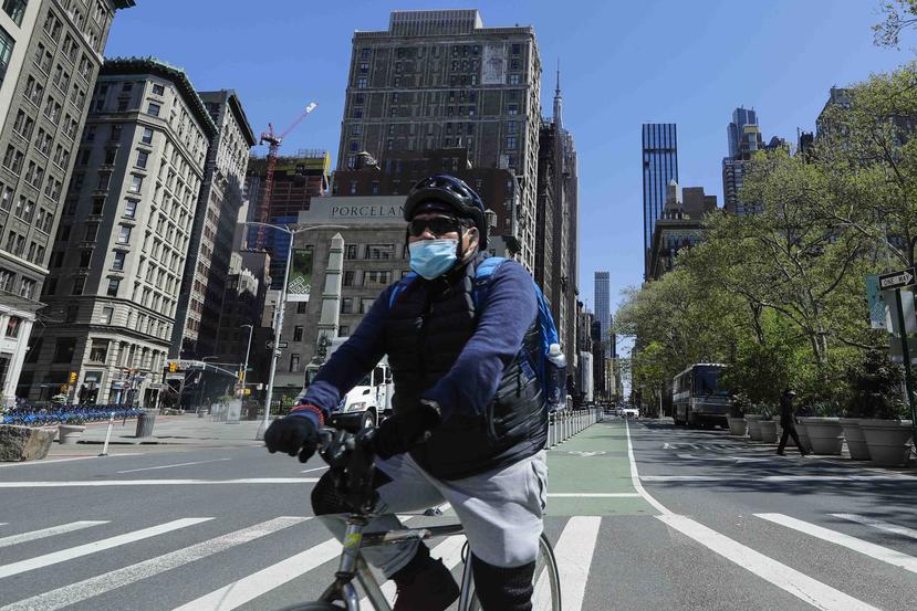 Un ciclista por una de las calles de la ciudad de Nueva York. (AP)