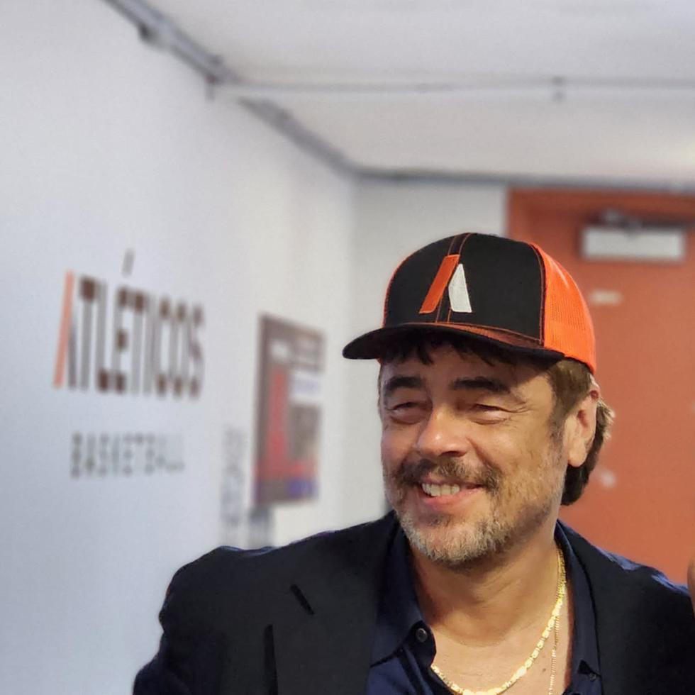 El actor Benicio Del Toro luciendo una gorra de los Atléticos de San Germán, su pueblo natal.