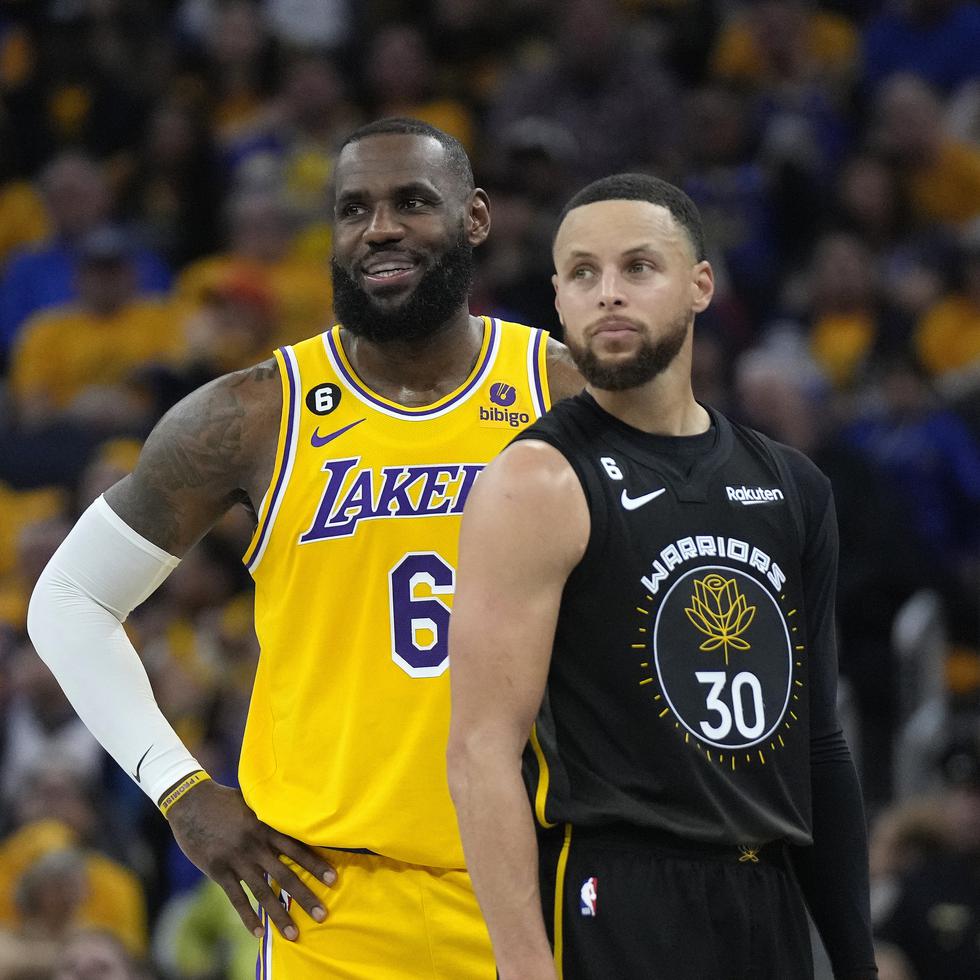 El jugador de los Lakers de Los Ángeles LeBron James (6) y el jugador de los Warriors de Golden State Stephen Curry (30).