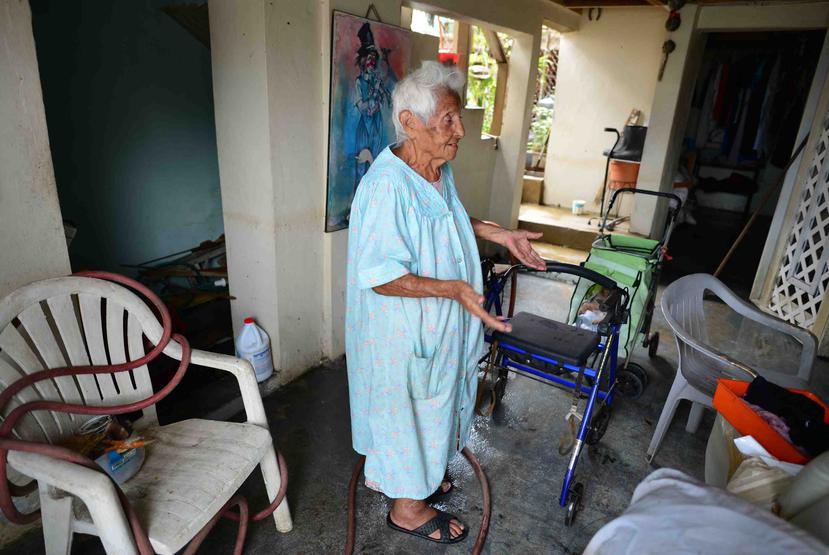 Doña Angela Ontibero limpiaba su casa luego de las inundaciones del domingo provocadas por las fuertes lluvias que afetaron a Puerto Rico.