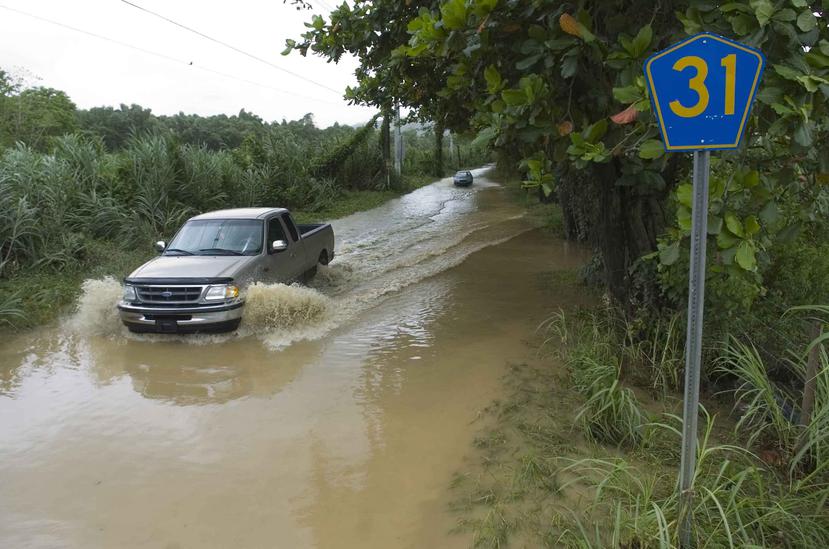 Las autoridades exhortaron a los ciudadanos a transitar con precaución y a no cruzar carreteras inundadas. (GFR Media)