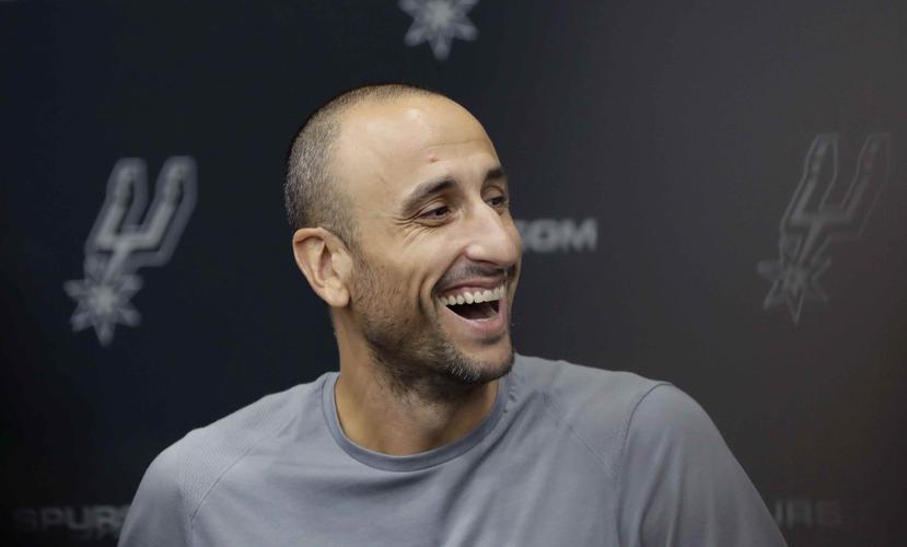 El ex escolta de los Spurs de San Antonio, el argentino Manu Ginóbili, bromea con la prensa en las instalaciones del equipo el sábado 15 de septiembre de 2018 en San Antonio. (AP)