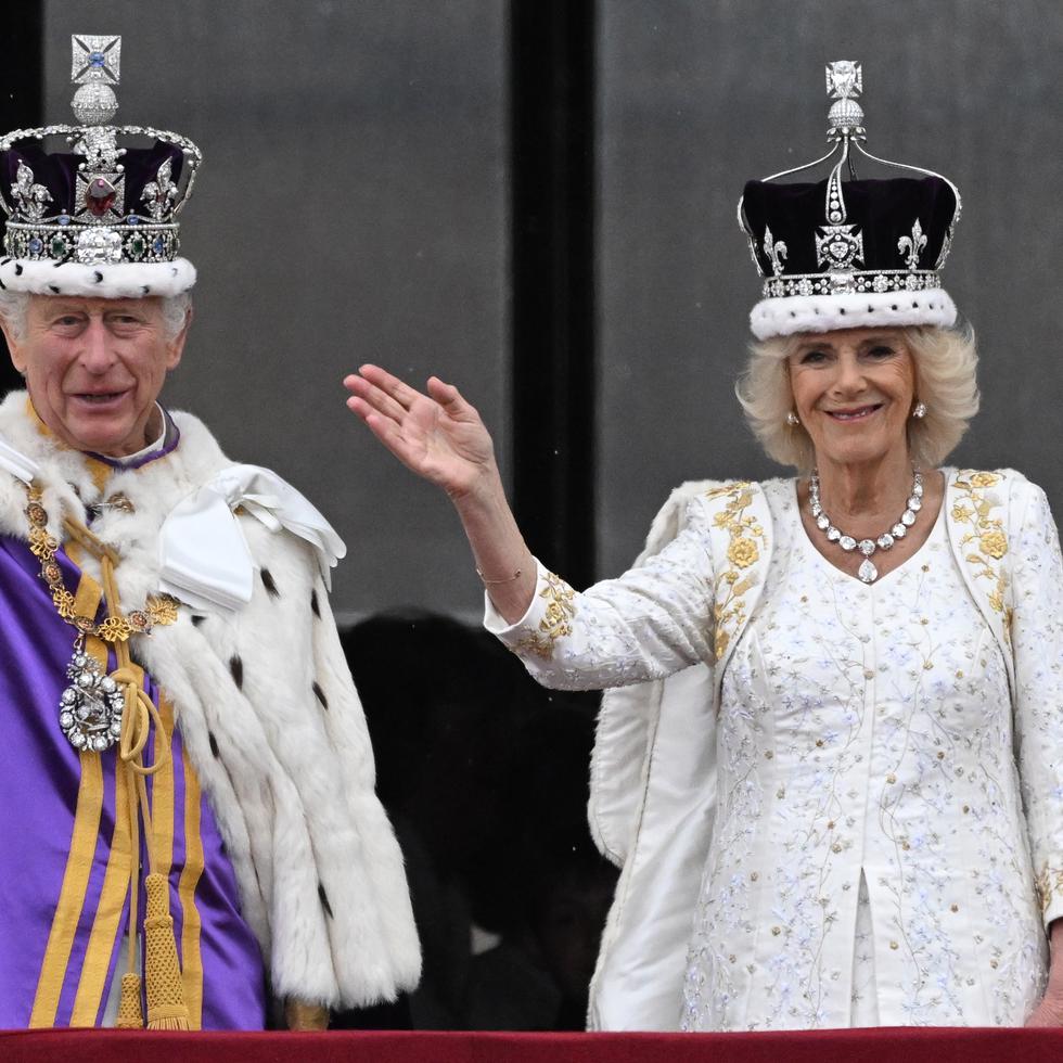El rey Charles III de Inglaterra y la reina Camila saludan desde el balcón de Buckinhgam Palace durante su coronación en Londres, el 6 de mayo de 2023.